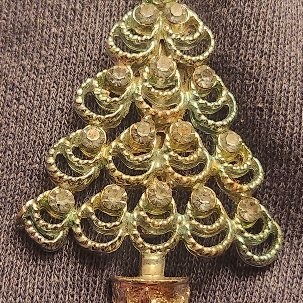Vintage 70's B.J Beatrix Christmas tree brooch